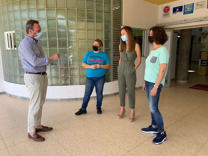 El concejal Eloy Santana conversa con la directora y dos representantes del AMPA (Foto TA)